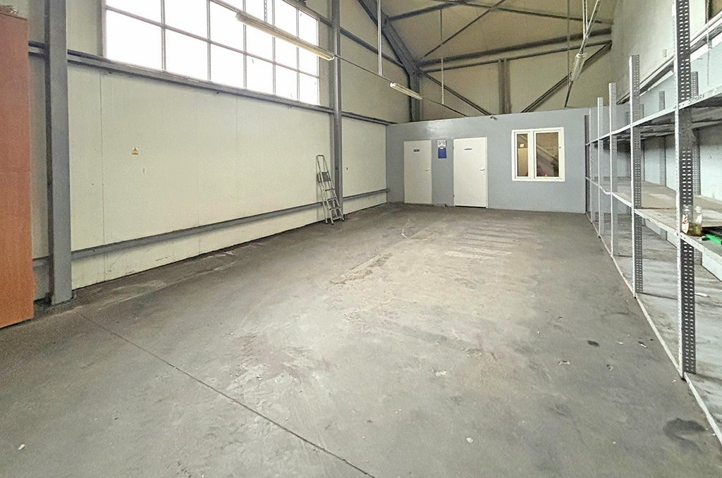 jedno z pomieszczeń na terenie nieruchomości inwestycyjnej do wynajmu Inowrocław