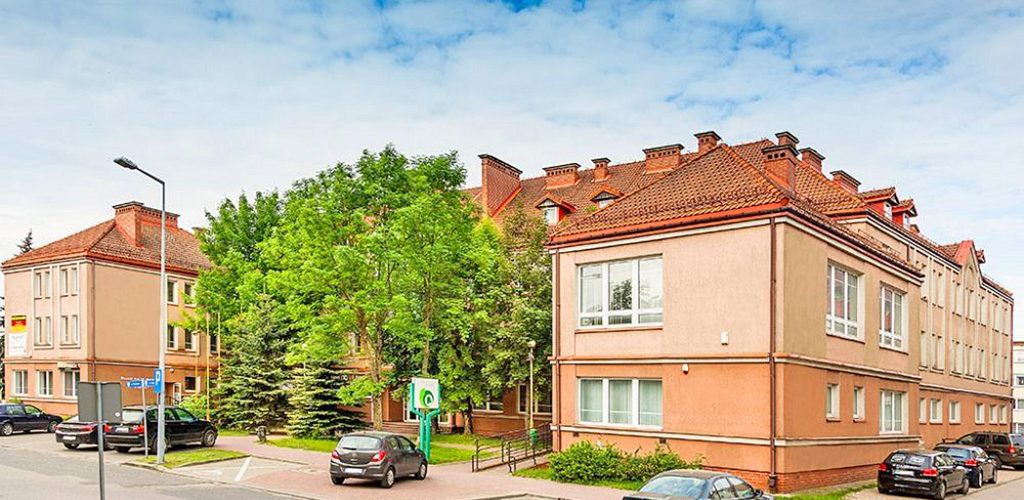 zatopiona w zieleni bryła nieruchomości inwestycyjnej do sprzedaży Mazury