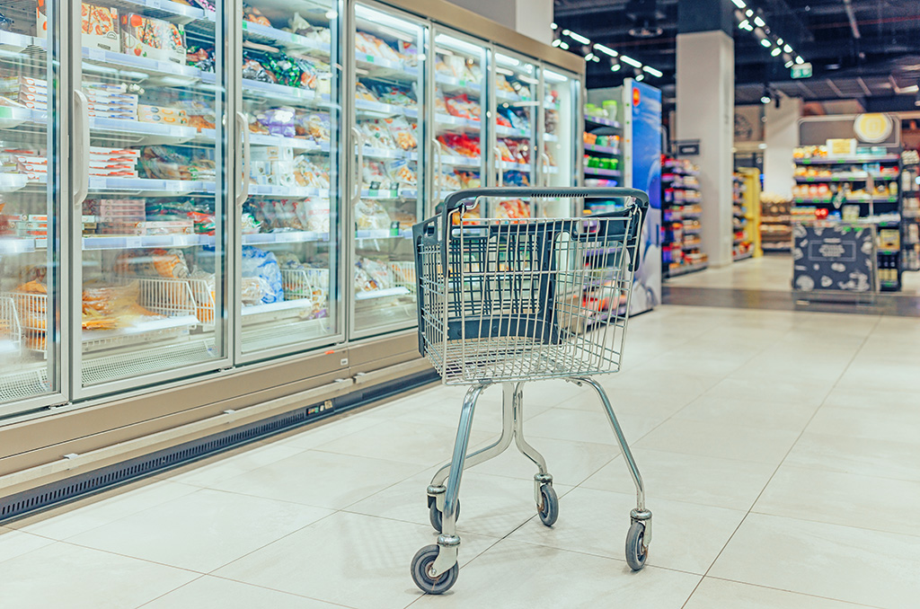 jeden z działów z lodówkami na terenie nieruchomości inwestycyjnej na sprzedaż Szczecin