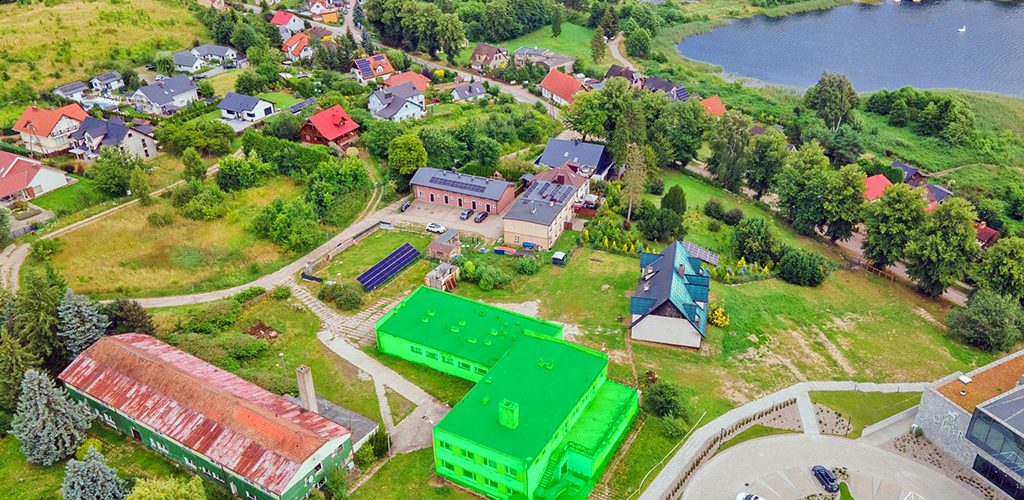 widok z lotu ptaka na nieruchomość inwestycyjną do sprzedaży nad morzem