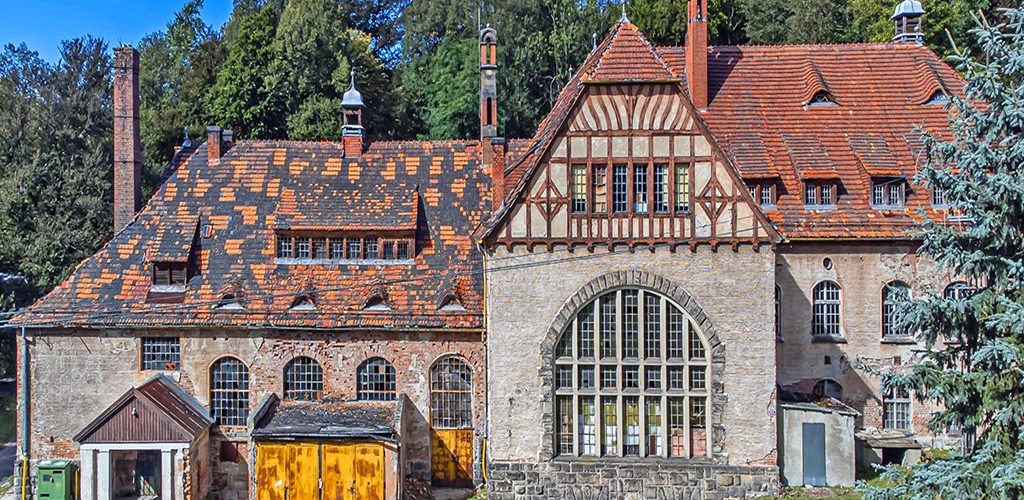 frontowa elewacja nieruchomości inwestycyjnej do sprzedaży Jelenia Góra (okolice)