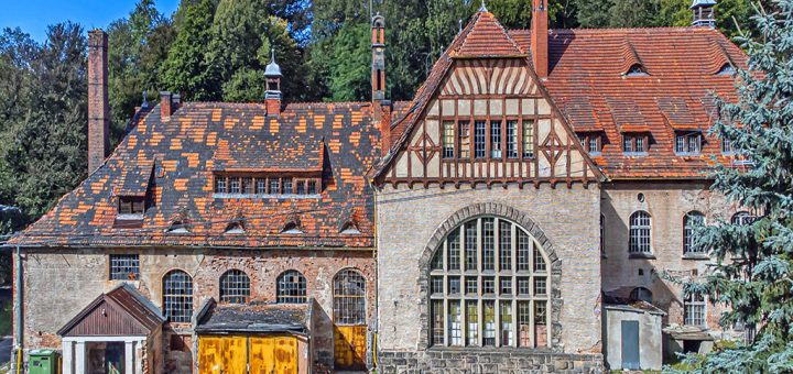 frontowa elewacja nieruchomości inwestycyjnej do sprzedaży Jelenia Góra (okolice)