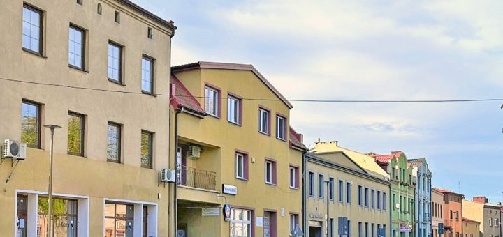 frontowa elewacja nieruchomości inwestycyjnej do sprzedaży Wieluń (okolice)