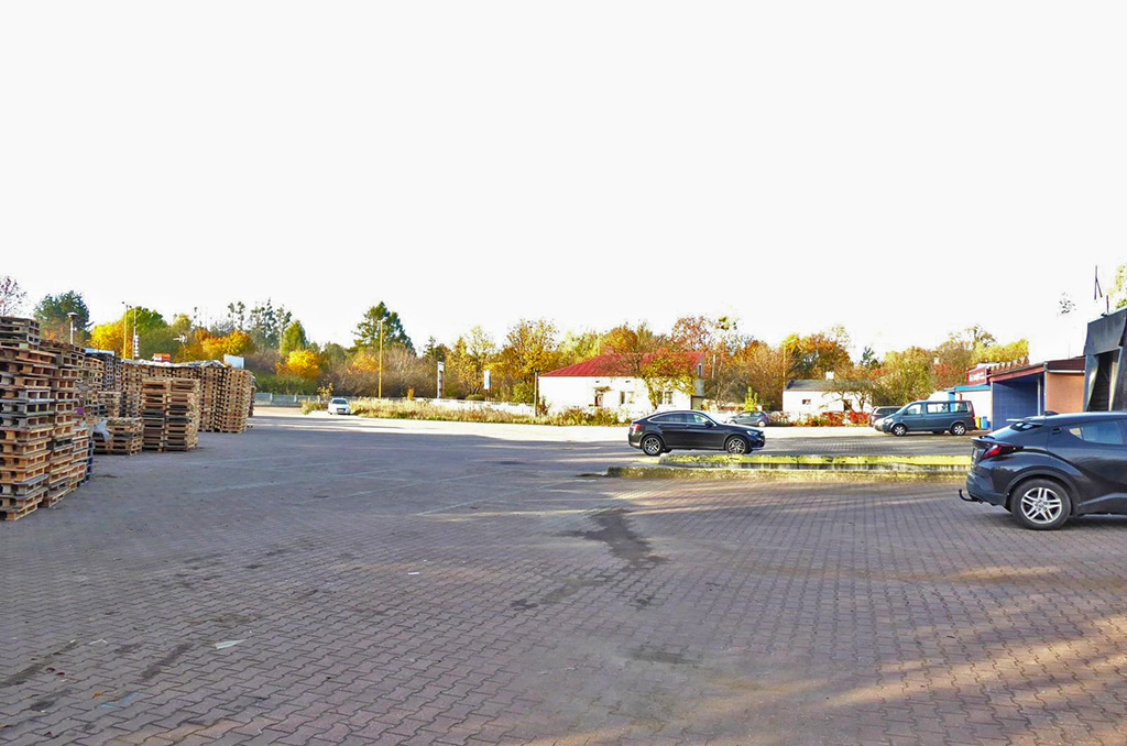parking przed nieruchomością komercyjną do wynajęcia Częstochowa