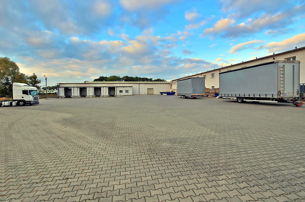 olbrzymi parking przy nieruchomości komercyjnej na wynajem Gorzów Wielkopolski