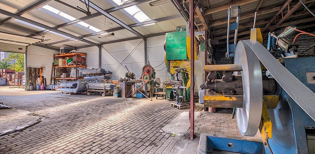 na zdjęciu jedna z hal wchodzących w skład nieruchomości inwestycyjnej na sprzedaż Częstochowa (okolice)