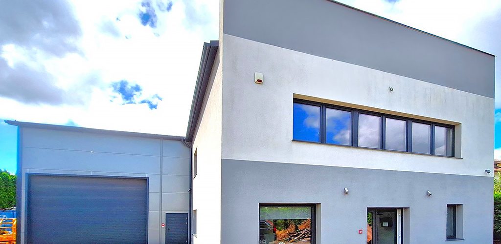 nowoczesny budynek na terenie nieruchomości inwestycyjnej do sprzedaży Gdynia okolice