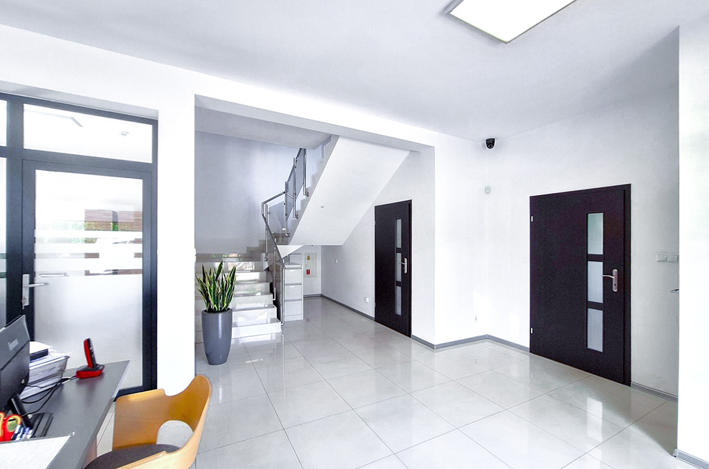 zadbana klatka schodowa w nieruchomości komercyjnej do sprzedaży Gdynia okolice