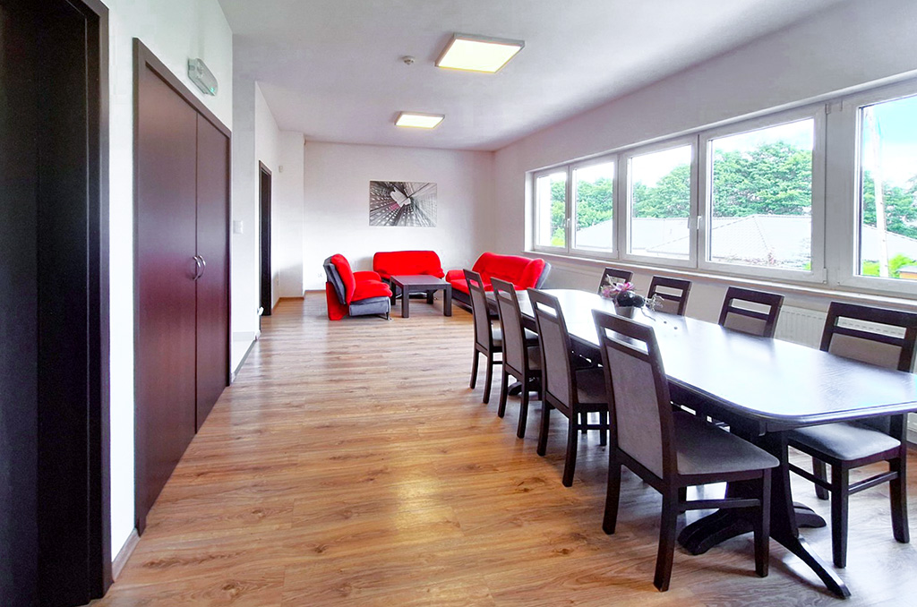 imponująca sala konferencyjna na terenie nieruchomości komercyjnej na sprzedaż Gdynia okolice