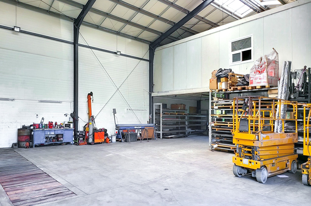 wnętrze hali w nieruchomości inwestycyjnej na sprzedaż Gdynia okolice