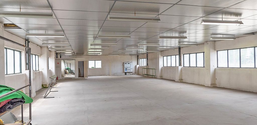 wnętrze jednej z hal na terenie nieruchomości inwestycyjnej do sprzedaży Inowrocław