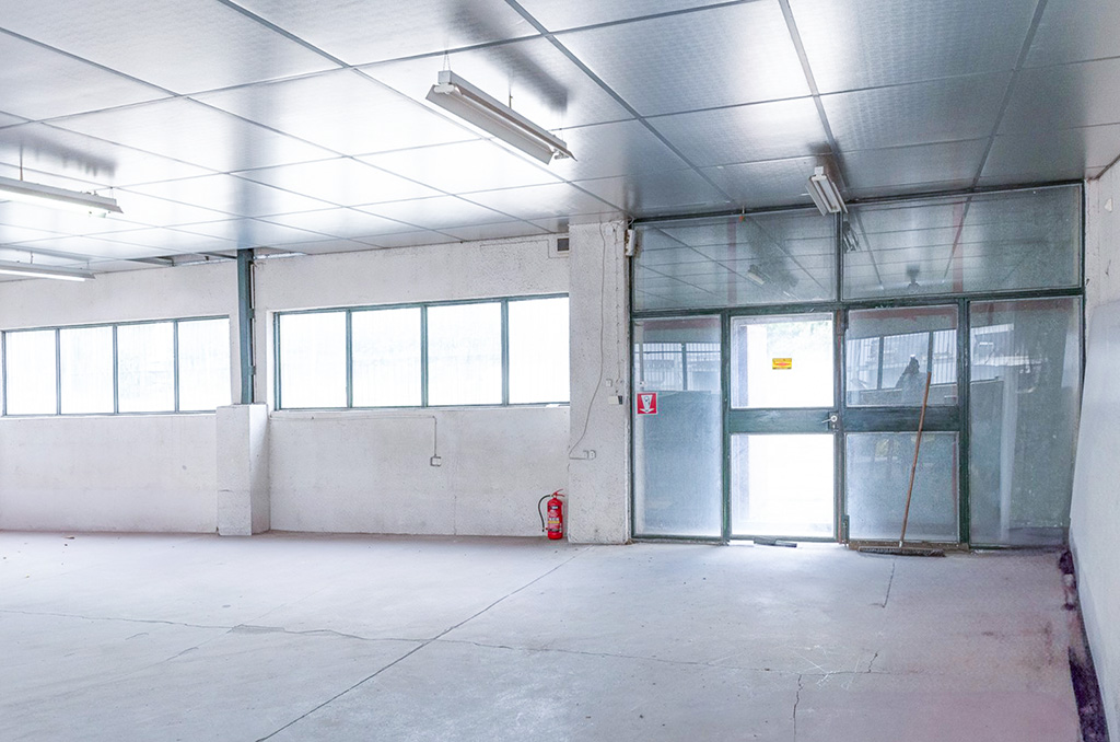 widok na bramę wjazdową do hali na terenie nieruchomości komercyjnej do sprzedaży Inowrocław