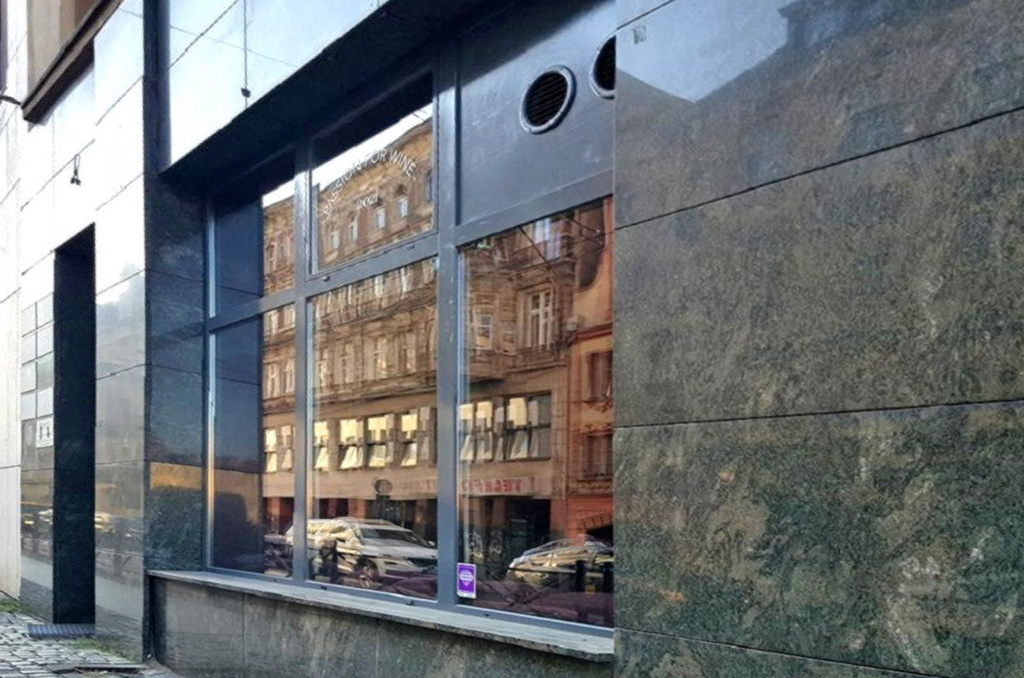 zbliżenie na wejście do nieruchomości komercyjnej do sprzedaży Wrocław