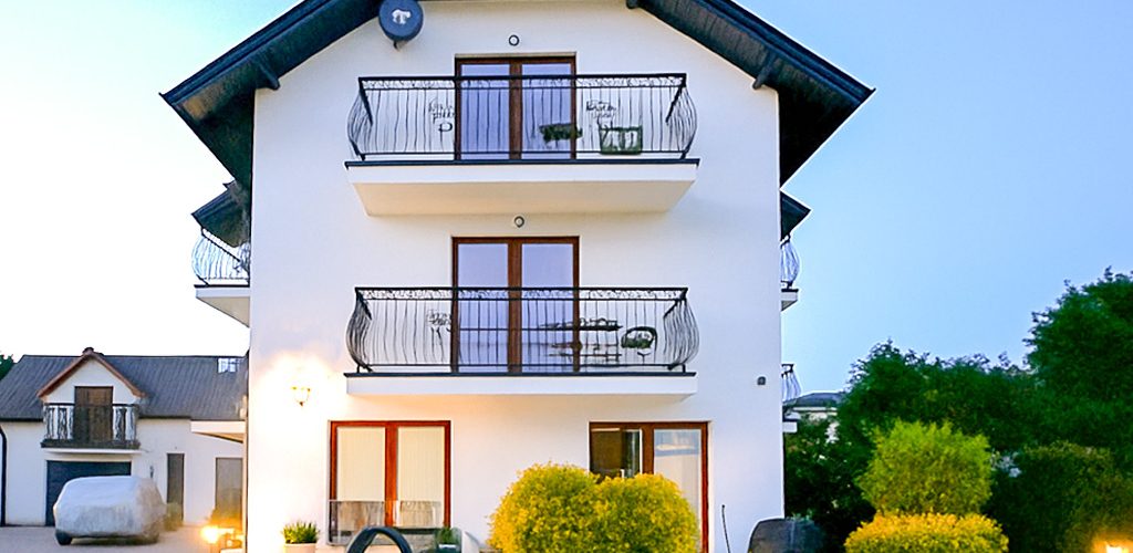 widok od strony basenu na nieruchomość inwestycyjną do sprzedaży nad morzem