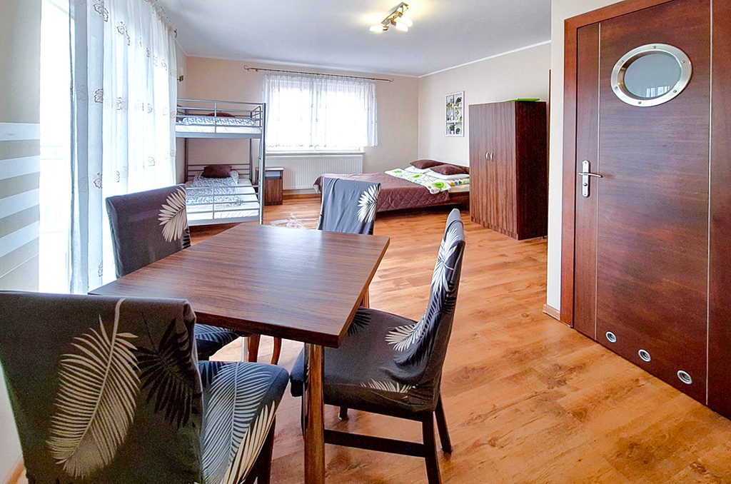 wnętrze jednego z pokoi na terenie nieruchomości inwestycyjnej na sprzedaż nad morzem