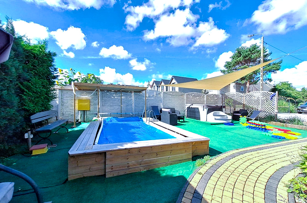 znajdujący się na działce basen na terenie nieruchomości komercyjnej na sprzedaż nad morzem