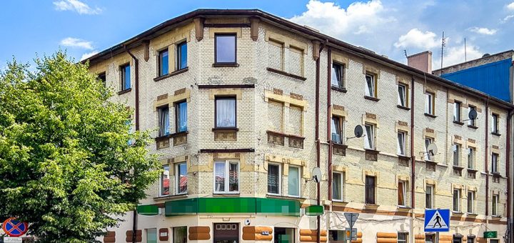 widok od ulicy na nieruchomość inwestycyjną do sprzedaży Katowice okolice