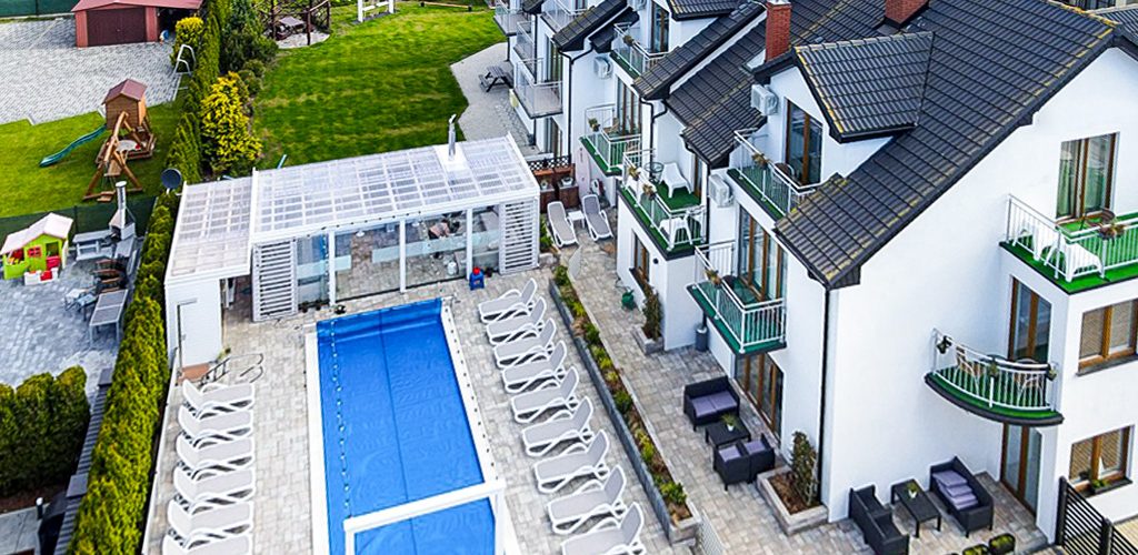 widok z lotu ptaka na nieruchomość inwestycyjną do sprzedaży nad morzem