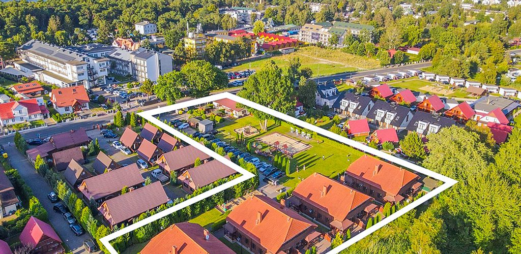 widok z lotu ptaka na nieruchomość inwestycyjną do sprzedaży nad morzem