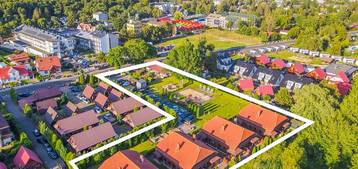 widok z lotu ptaka na nieruchomość inwestycyjną do sprzedaży nad morzem