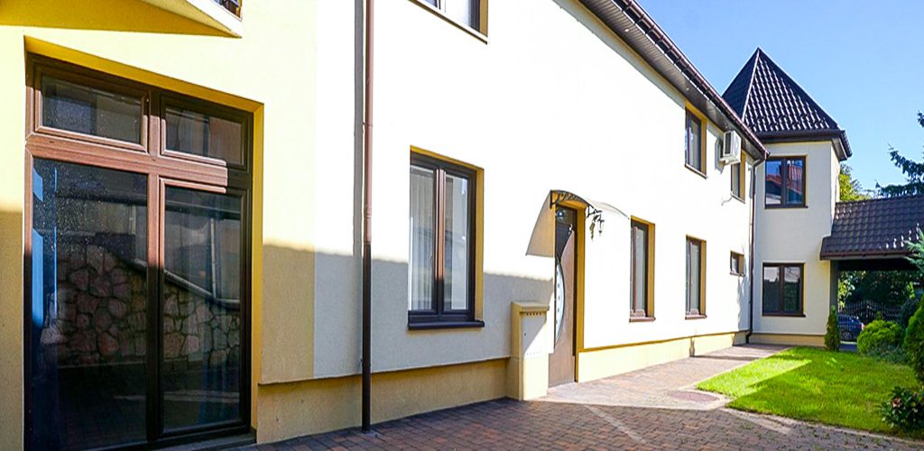 boczna elewacja nieruchomości inwestycyjnej do sprzedaży Piotrków Trybunalski