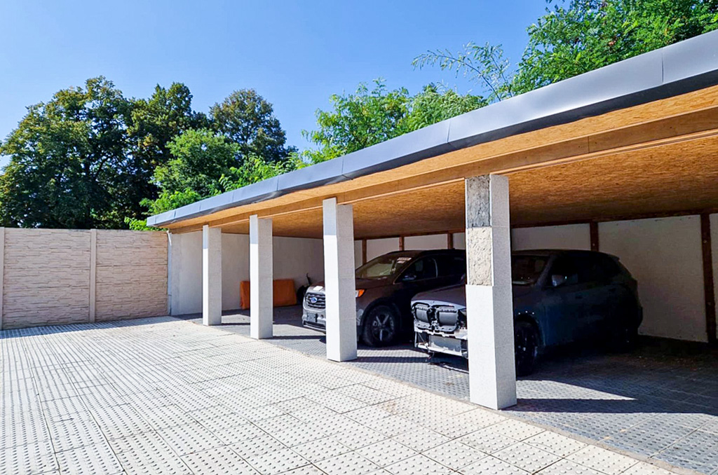 ogromna wiata parkingowa na terenie nieruchomości komercyjnej do sprzedaży Zielona Góra okolice