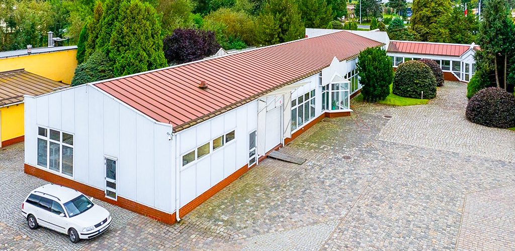 zbliżenie na jeden z budynków na terenie nieruchomości inwestycyjnej na sprzedaż Nieruchomość inwestycyjna do sprzedaży Słupsk