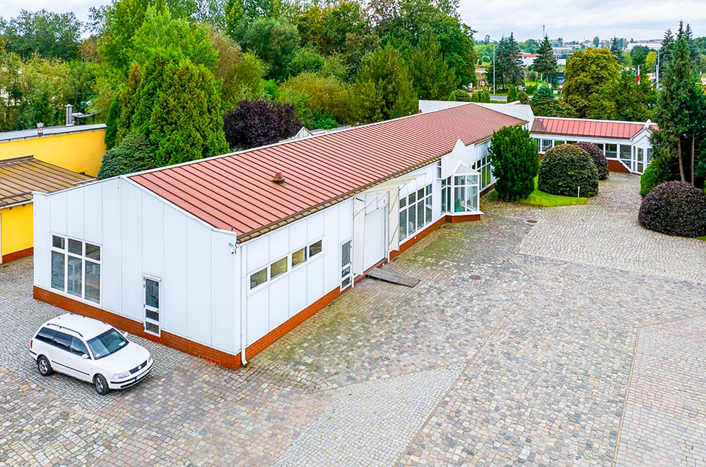 zbliżenie na jeden z budynków na terenie nieruchomości inwestycyjnej na sprzedaż Nieruchomość inwestycyjna do sprzedaży Słupsk