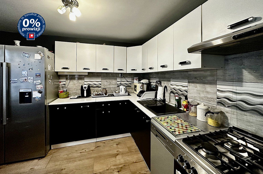 na zdjęciu kuchnia w jednym z mieszkań na terenie nieruchomości komercyjnej na sprzedaż nad morzem