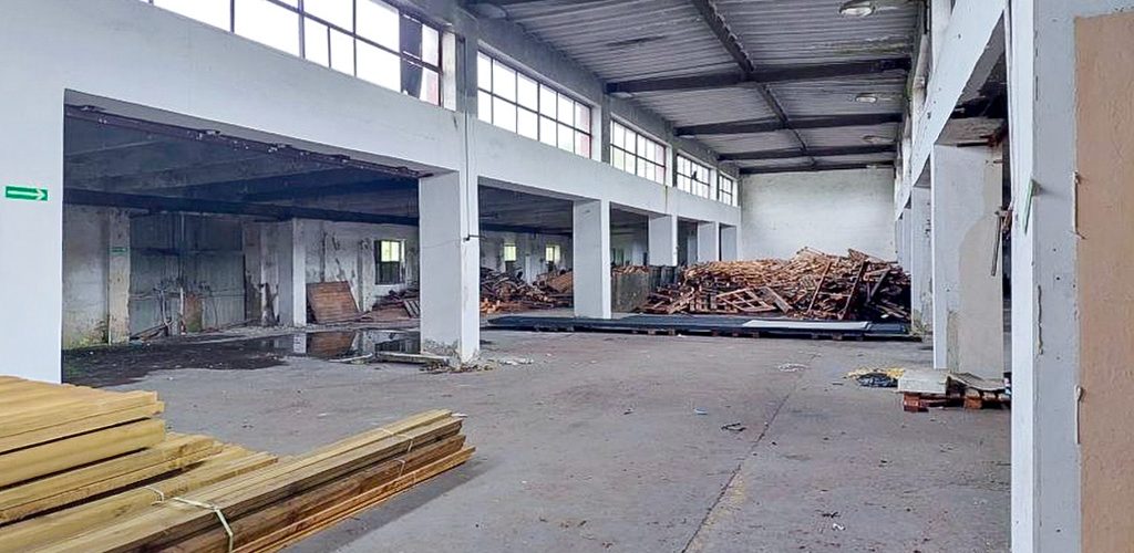 wnętrze hali na terenie nieruchomości inwestycyjnej do wynajęcia Legnica (okolice)