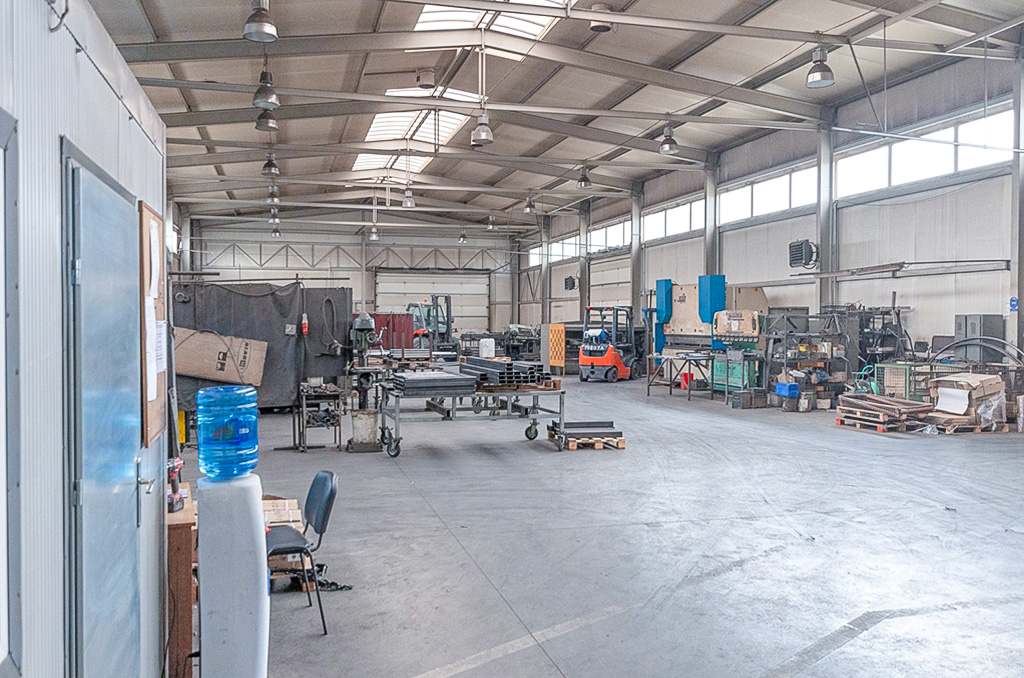 wnętrze jednej z hal na terenie nieruchomości inwestycyjnej do sprzedaży Inowrocław okolice