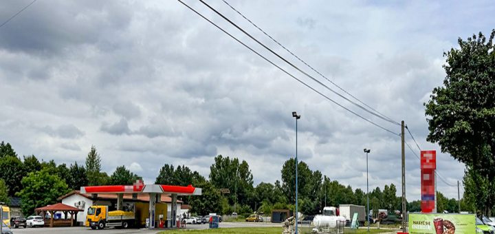 widok z ulicy na nieruchomość inwestycyjną do sprzedaży Częstochowa okolice