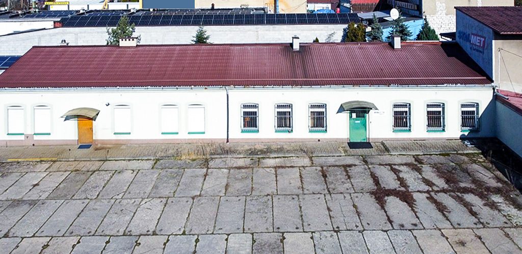 jeden z budynków na terenie nieruchomości inwestycyjnej na sprzedaż Częstochowa