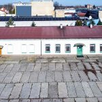 jeden z budynków na terenie nieruchomości inwestycyjnej na sprzedaż Częstochowa