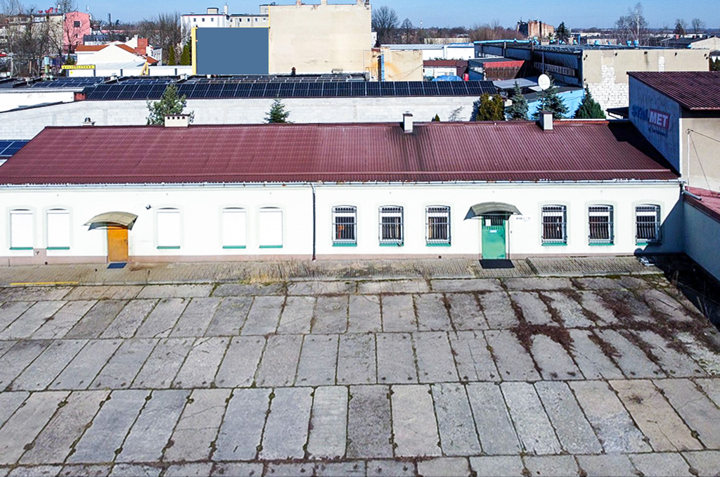 jeden z budynków na terenie nieruchomości inwestycyjnej na sprzedaż Częstochowa