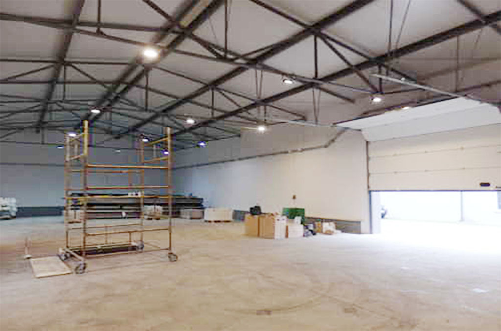 wnętrze hali na terenie nieruchomości inwestycyjnej do wynajęcia Kraków okolice