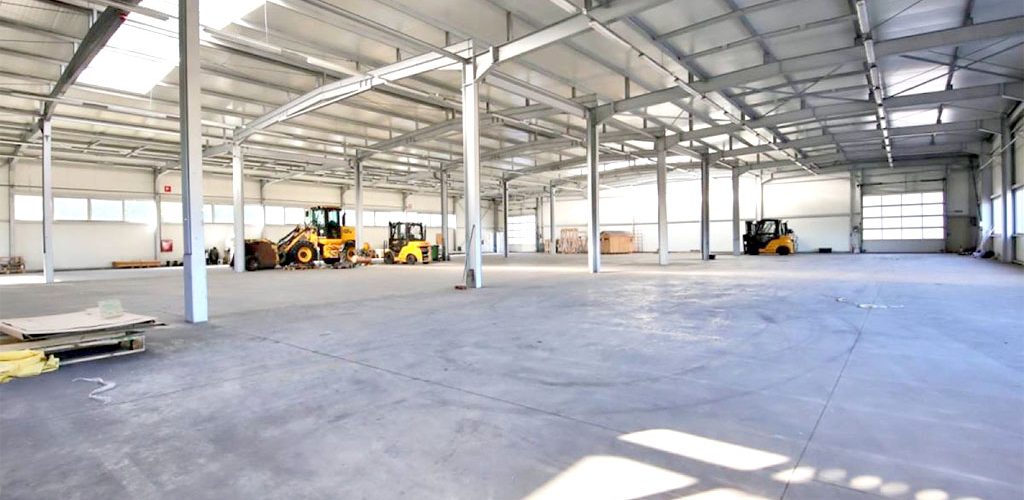 wnętrze hali na terenie nieruchomości inwestycyjnej do wynajęcia Gorzów Wielkopolski okolice