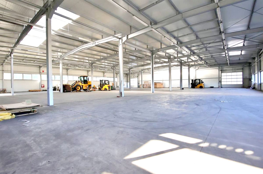 wnętrze hali na terenie nieruchomości inwestycyjnej do wynajęcia Gorzów Wielkopolski okolice