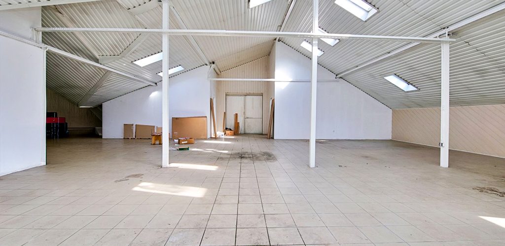 wnętrze jednej z hal na terenie nieruchomości inwestycyjnej do sprzedaży Gorzów Wielkopolski