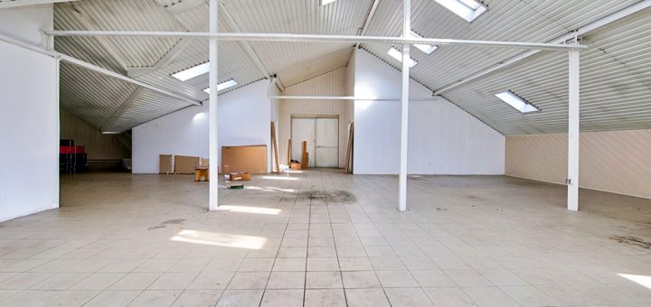 wnętrze jednej z hal na terenie nieruchomości inwestycyjnej do sprzedaży Gorzów Wielkopolski