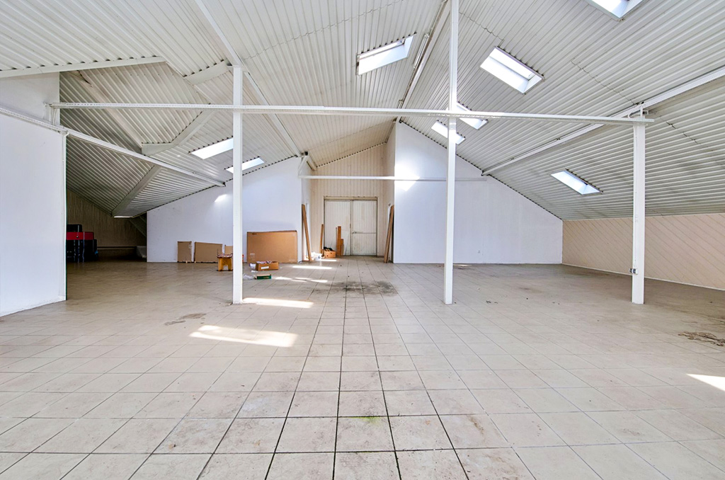 wnętrze jednej z hal na terenie nieruchomości inwestycyjnej do sprzedaży Gorzów Wielkopolski