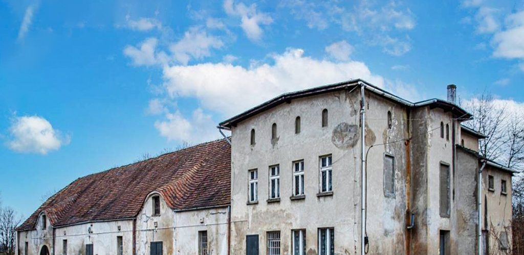 widok na kompleks zabudowań na terenie nieruchomości inwestycyjnej do sprzedaży Legnica okolice