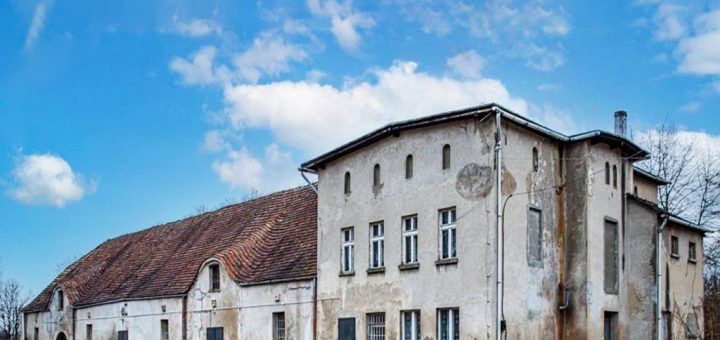 widok na kompleks zabudowań na terenie nieruchomości inwestycyjnej do sprzedaży Legnica okolice