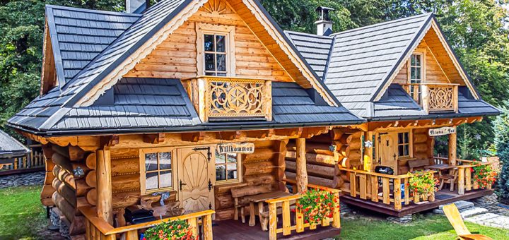 chaty góralskie na terenie nieruchomości inwestycyjnej na sprzedaż Jelenia Góra okolice