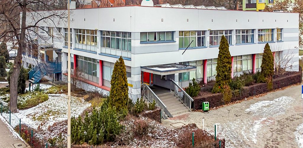 frontowa elewacja nieruchomości inwestycyjnej do sprzedaży Legnica okolice