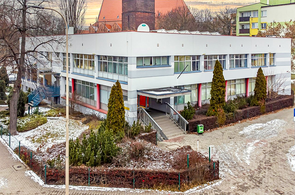 frontowa elewacja nieruchomości inwestycyjnej do sprzedaży Legnica okolice