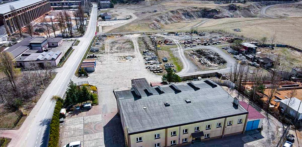 zdjęcie wykonane z drona pokazujące od góry nieruchomość inwestycyjną do sprzedaży Krakow (okolice)