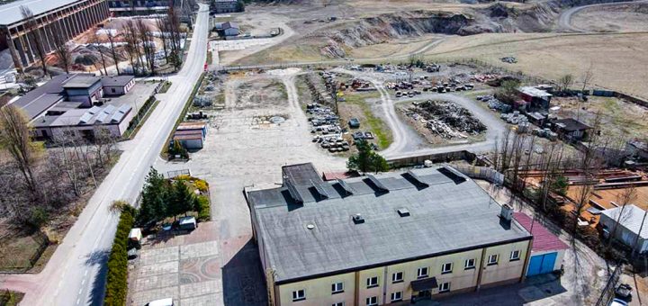 zdjęcie wykonane z drona pokazujące od góry nieruchomość inwestycyjną do sprzedaży Krakow (okolice)
