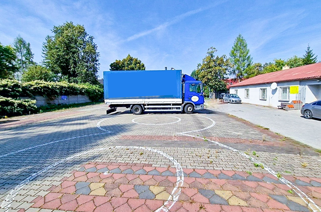 utwardzony plac z parkingiem przed nieruchomością inwestycyjną na sprzedaż Kraków (okolice)