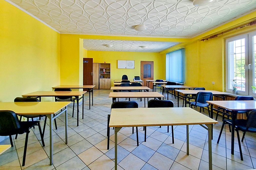 jedna z sal na terenie nieruchomości komercyjnej na sprzedaż Kraków (okolice)